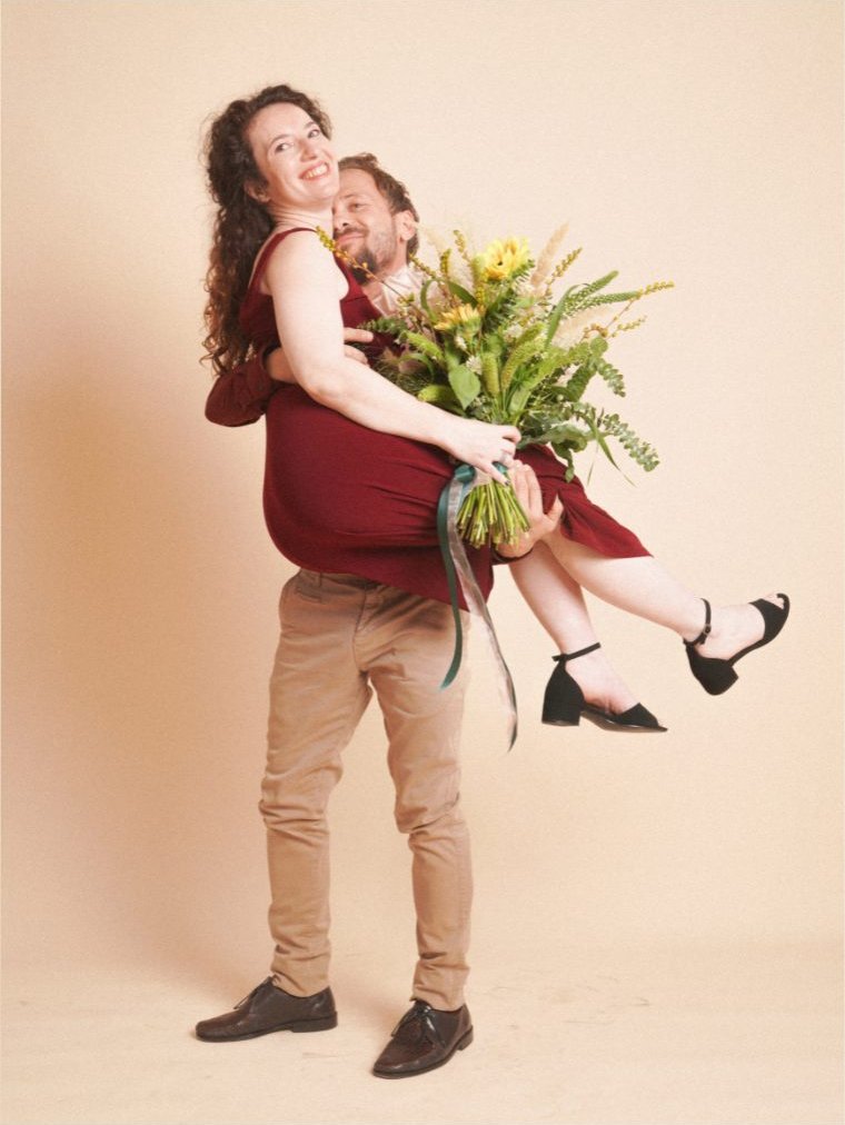 Cuplu cu buchet de flori